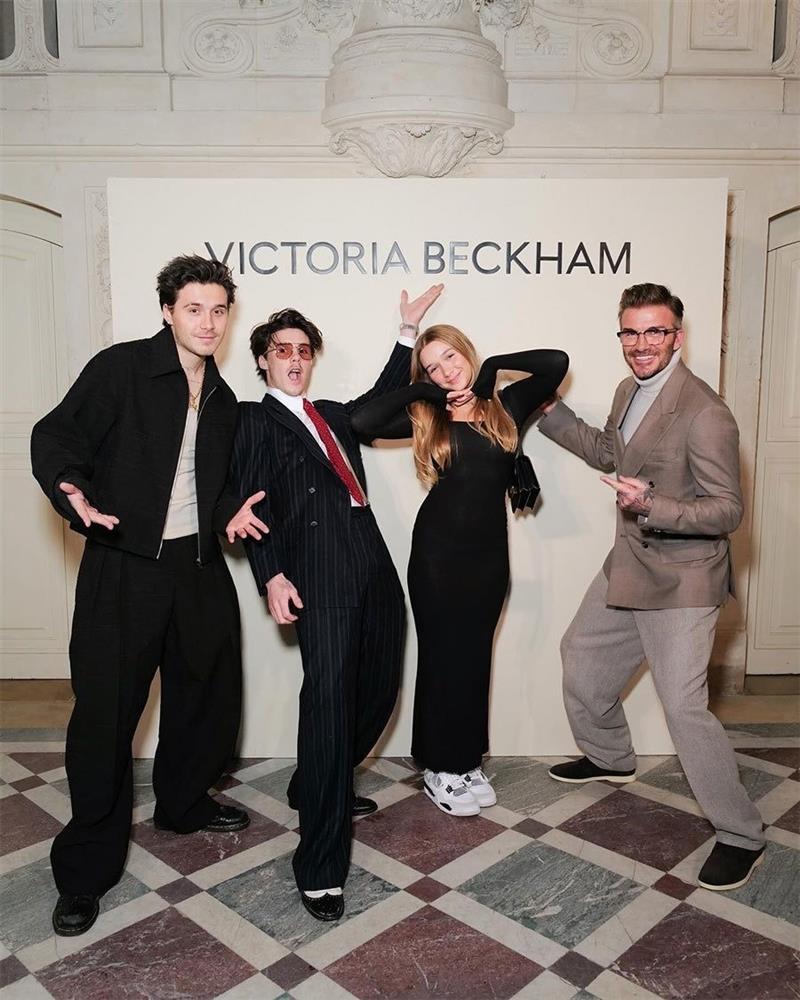 Con dâu tỷ phú của Victoria Beckham mặc váy mẹ chồng thiết kế đi xem thời  trang