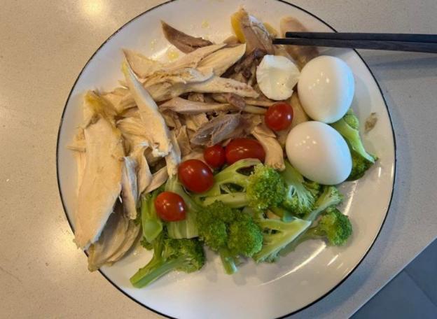 HHen Niê diện bikini giữa tuyết trắng Phần Lan khoe body cực phẩm, ăn gì để đẹp?-6