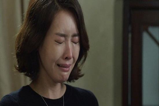 Vừa tặng vợ đôi khuyên tai sau 5 ngày đi công tác, cô ấy đột nhiên quỳ rạp xuống rồi thú nhận sự thật chấn động