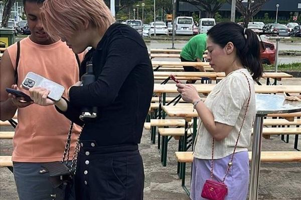 50.000 khán giả đội mưa, trải bạt chờ 3 tiếng để nhìn mặt Taylor Swift-20