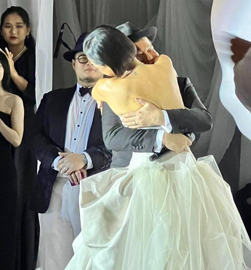 Siêu mẫu Tuyết Lan khóc nức nở trong đám cưới với chồng bác sĩ-3