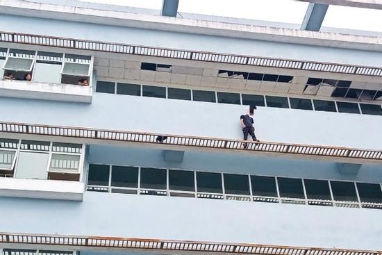 Cứu bệnh nhân định tự tử, nam bảo vệ ngã từ tầng 7 rồi tử vong