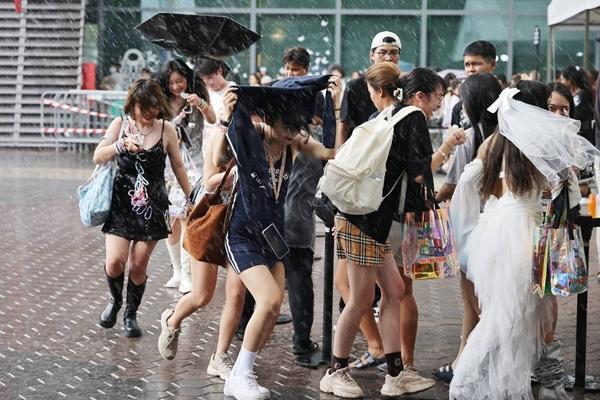 Diễn viên Lý Hùng, Thiều Bảo Trâm đi xem show Taylor Swift-9