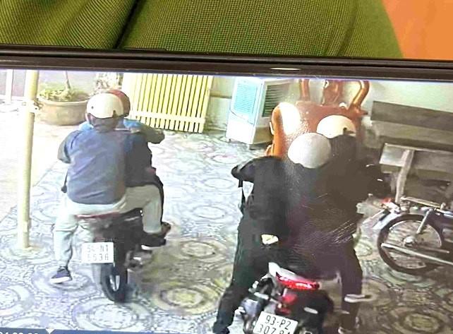 Truy bắt nhóm đối tượng dùng súng cướp tiệm vàng ở Bình Dương-2