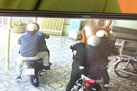 Truy bắt nhóm đối tượng dùng súng cướp tiệm vàng ở Bình Dương