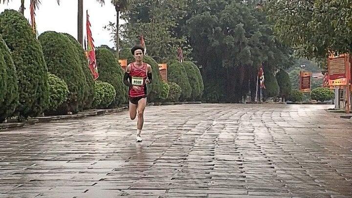 Kỷ lục gia điền kinh Việt Nam về nhất ở giải chạy việt dã do bị chó đuổi-1