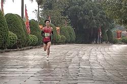 Kỷ lục gia điền kinh Việt Nam về nhất ở giải chạy việt dã do bị chó đuổi