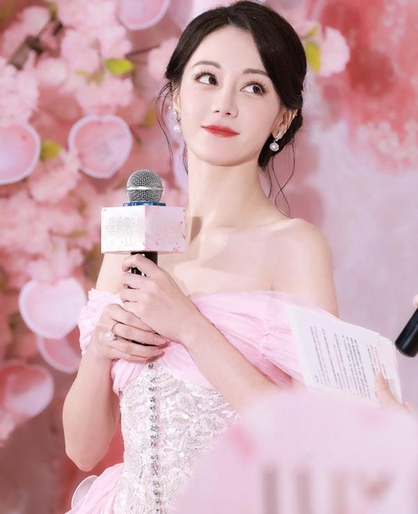 Hàng nghìn người săn đón Địch Lệ Nhiệt Ba-1