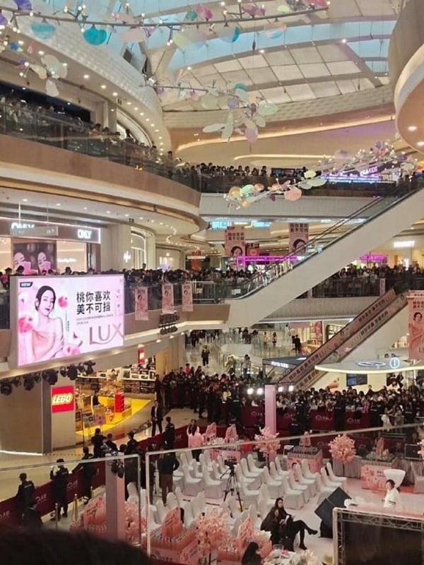 Hàng nghìn người săn đón Địch Lệ Nhiệt Ba-2