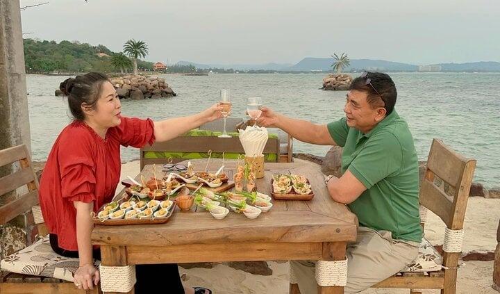 Khoảnh khắc đời thường ngọt ngào của NSND Hồng Vân và ông xã Lê Tuấn Anh-1