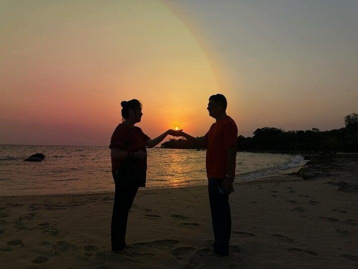 Khoảnh khắc đời thường ngọt ngào của NSND Hồng Vân và ông xã Lê Tuấn Anh-2