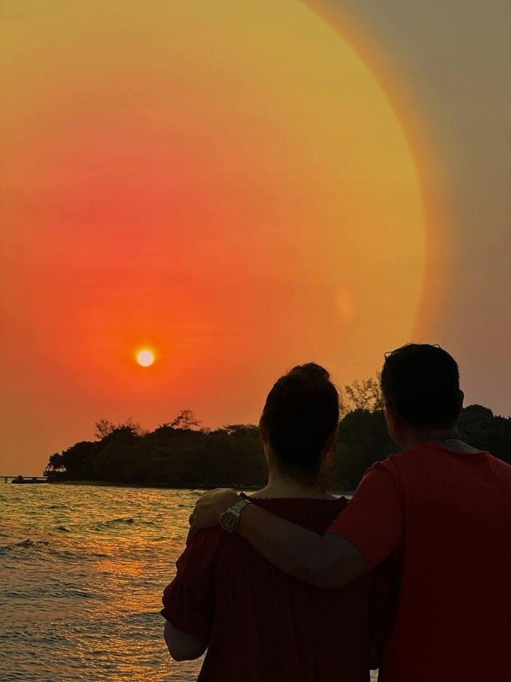 Khoảnh khắc đời thường ngọt ngào của NSND Hồng Vân và ông xã Lê Tuấn Anh-3