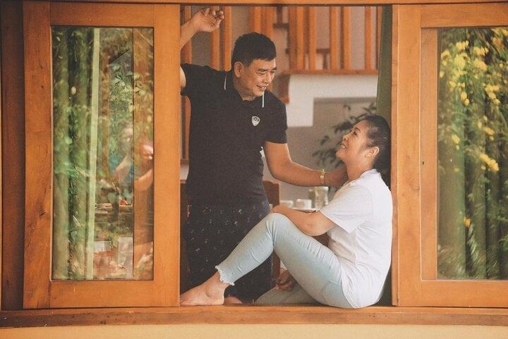 Khoảnh khắc đời thường ngọt ngào của NSND Hồng Vân và ông xã Lê Tuấn Anh-4