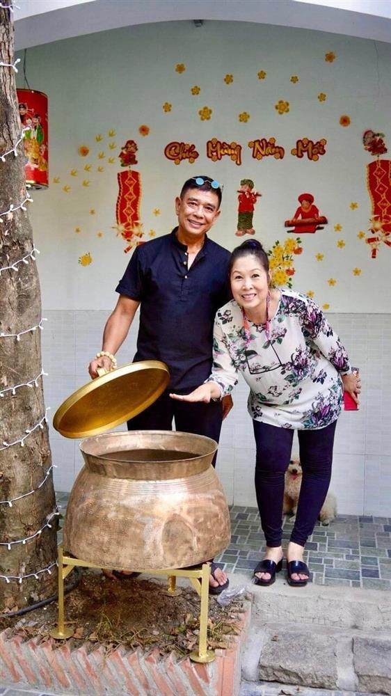 Khoảnh khắc đời thường ngọt ngào của NSND Hồng Vân và ông xã Lê Tuấn Anh-5