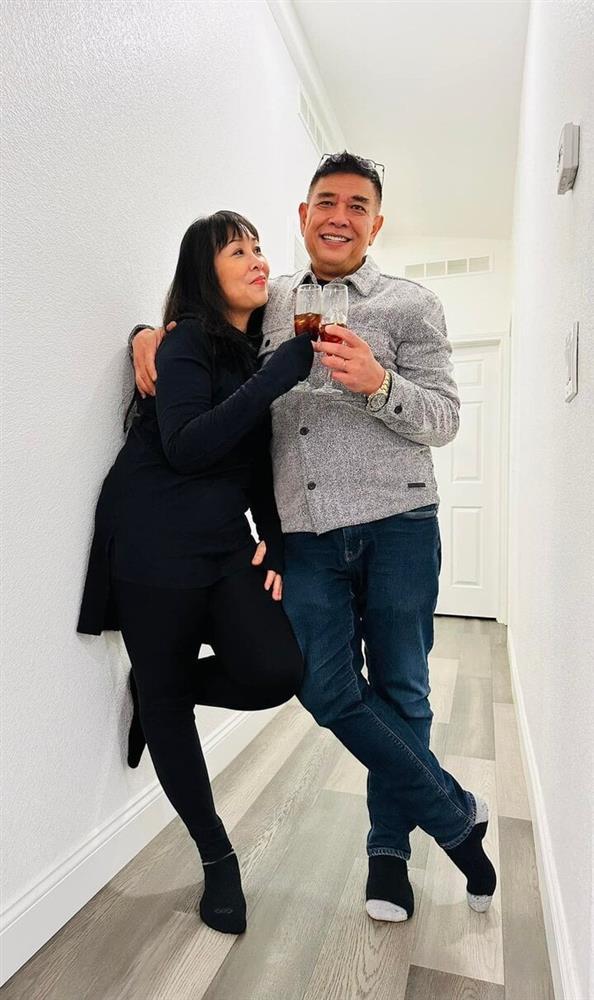 Khoảnh khắc đời thường ngọt ngào của NSND Hồng Vân và ông xã Lê Tuấn Anh-7