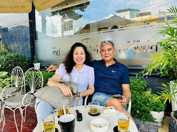 Khoảnh khắc đời thường ngọt ngào của NSND Hồng Vân và ông xã Lê Tuấn Anh-8