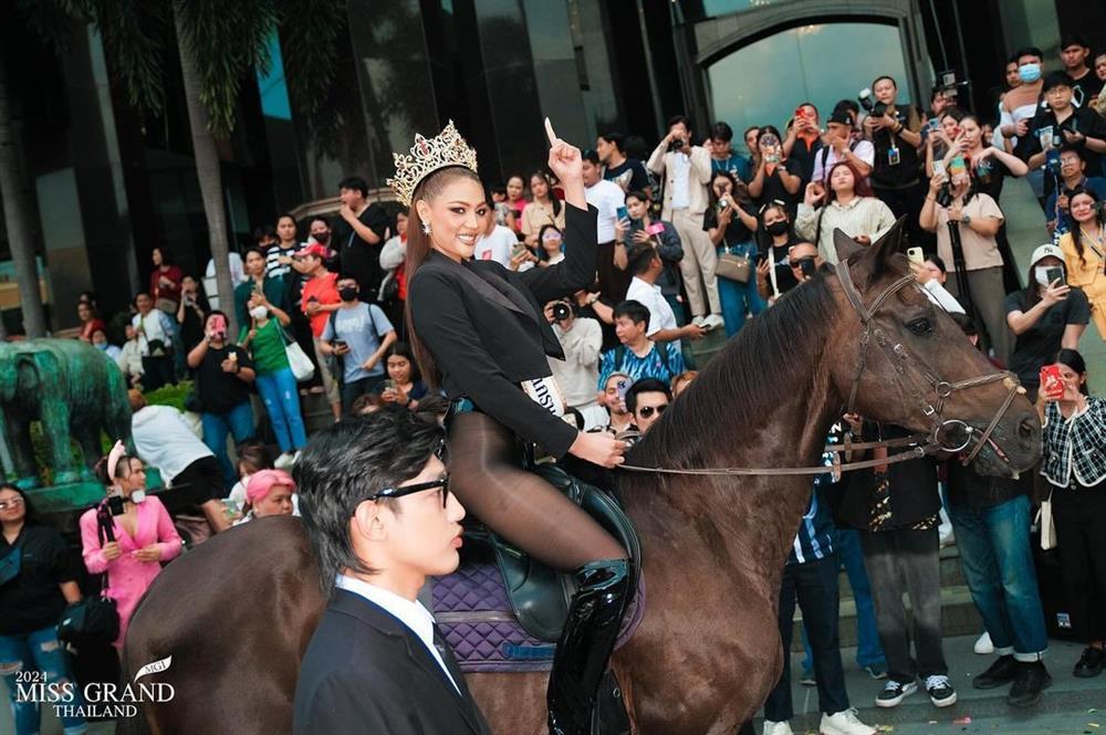 Miss Grand Thailand 2024 gây sốc khi thí sinh cưỡi ngựa, xuất hiện từ xe cấp cứu-5