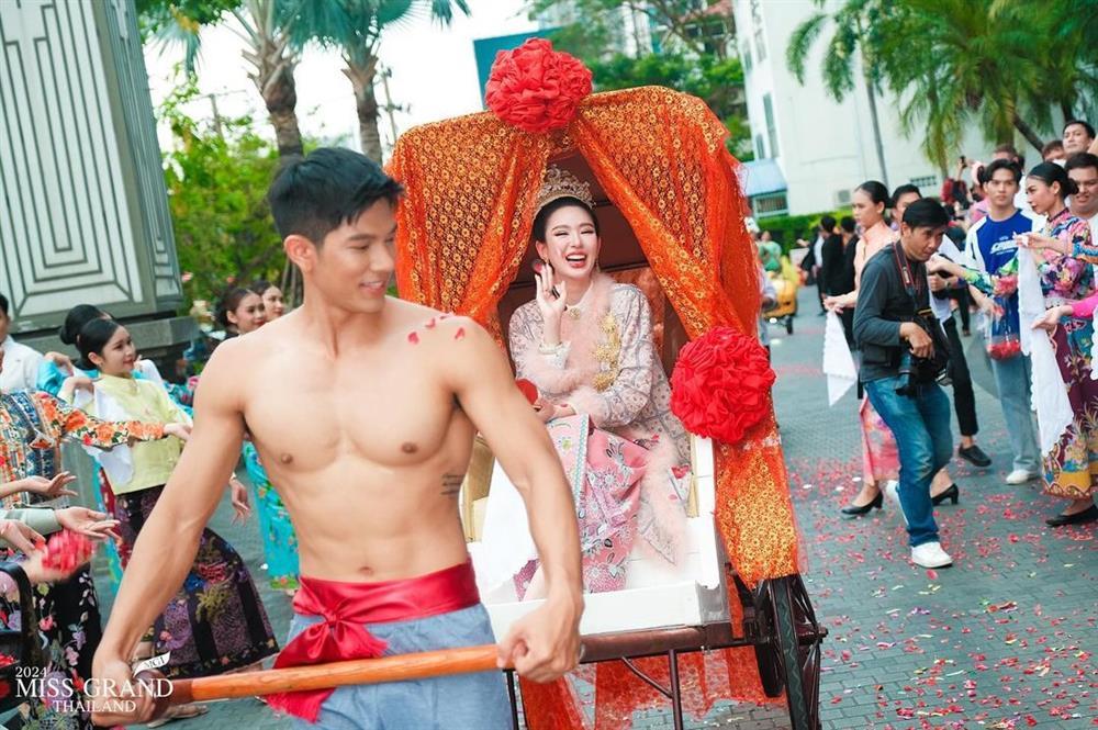 Miss Grand Thailand 2024 gây sốc khi thí sinh cưỡi ngựa, xuất hiện từ xe cấp cứu-6