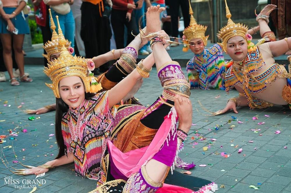 Miss Grand Thailand 2024 gây sốc khi thí sinh cưỡi ngựa, xuất hiện từ xe cấp cứu-9