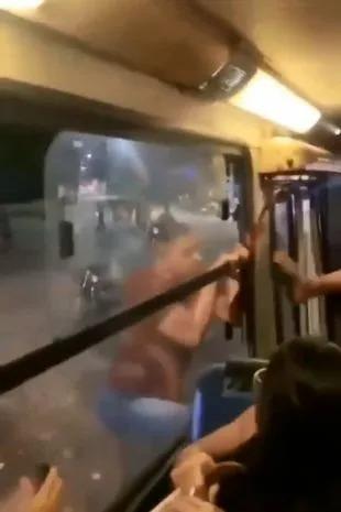 Phát hiện tình địch đang ở trên xe buýt, người đàn ông có hành động liều lĩnh-1