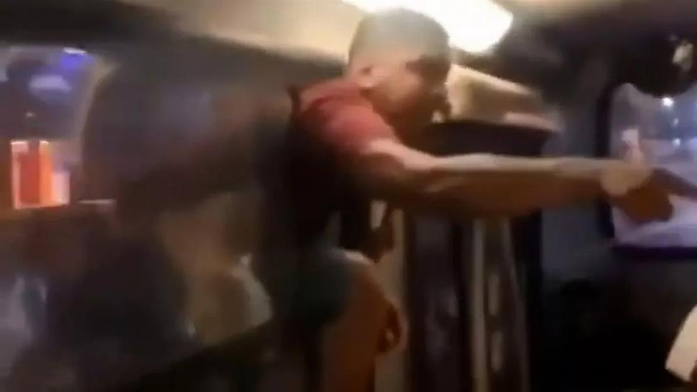 Phát hiện tình địch đang ở trên xe buýt, người đàn ông có hành động liều lĩnh-2
