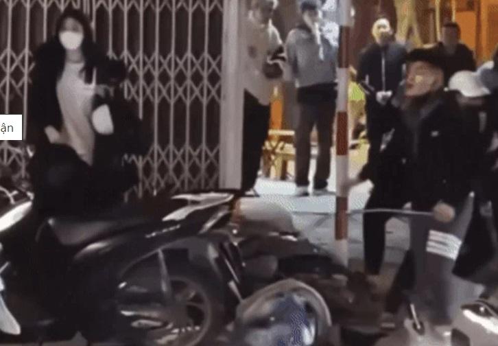Xác minh nhóm thanh niên dùng xẻng đánh gục người ở Hà Nội-1