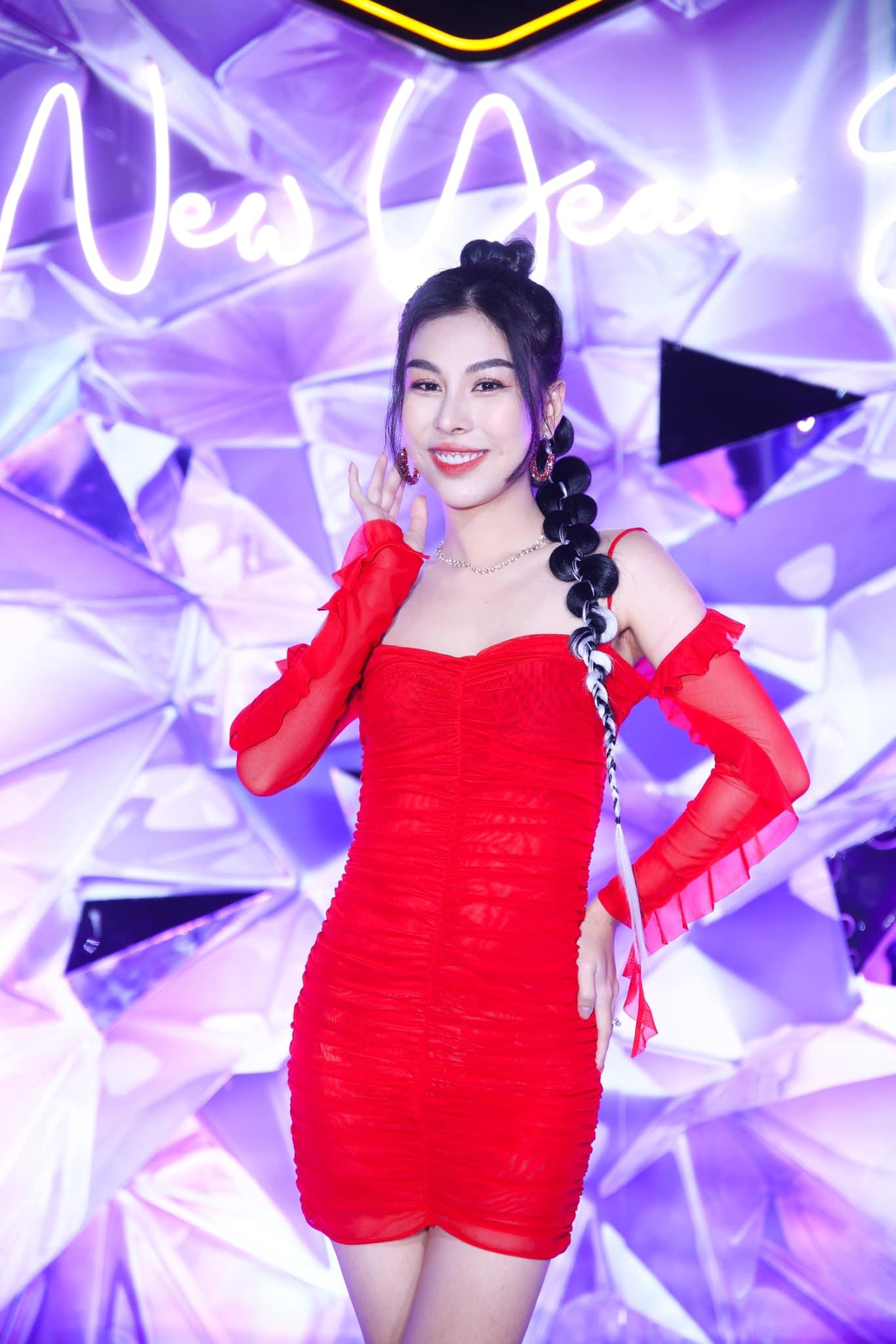 MC chăm mặc gợi cảm khoe eo thon là người duy nhất được khen khi dẫn sóng World Cup 2018-10