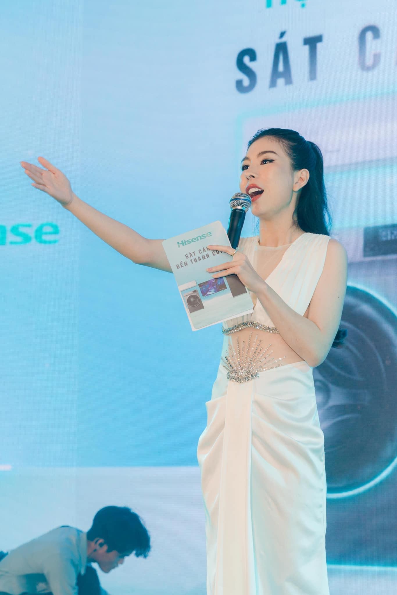 MC chăm mặc gợi cảm khoe eo thon là người duy nhất được khen khi dẫn sóng World Cup 2018-7