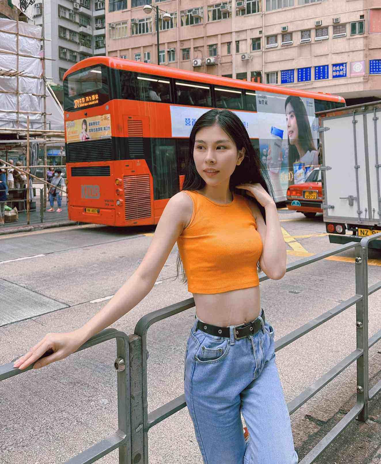 MC chăm mặc gợi cảm khoe eo thon là người duy nhất được khen khi dẫn sóng World Cup 2018-8