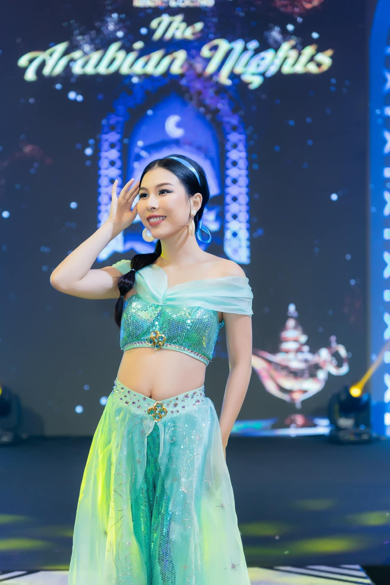 MC chăm mặc gợi cảm khoe eo thon là người duy nhất được khen khi dẫn sóng World Cup 2018-6