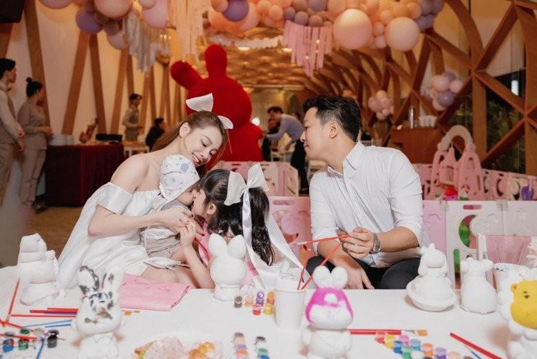 Khoảnh khắc hiếm hoi lộ rõ diện mạo con trai Nhã Phương - Trường Giang, một đặc điểm được nhận xét hệt chị gái!-4