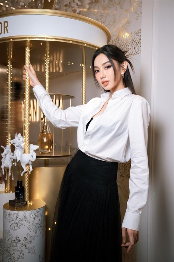 Ngắm gu thời trang Hoa hậu Thùy Tiên: Đơn giản vẫn sang, xinh, xịn-11
