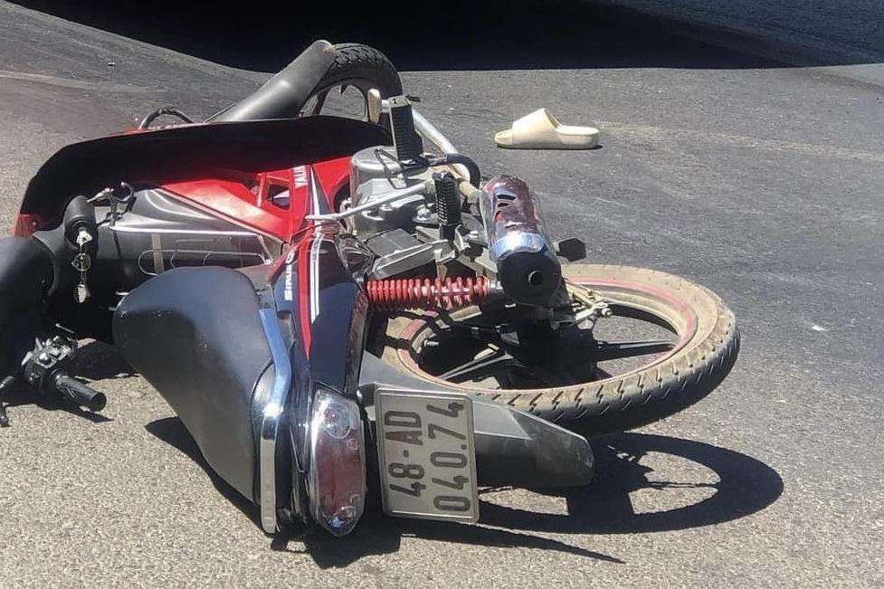 Bắt thanh niên nằm trên yên xe máy, lao vun vút trên Đại lộ Thăng Long-3