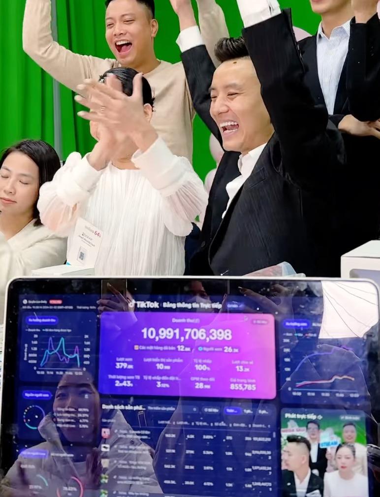 Chủ kênh TikTok Quyền Leo Daily vừa có phiên livestream bán hàng thu về hơn 72 tỷ đồng sau 12 tiếng là ai?-2