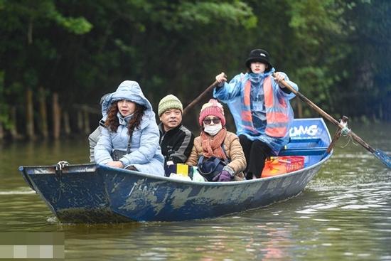 Chùa Hương tăng giá vé, khách phàn nàn 'có tiền triệu mới dám đi lễ chùa'