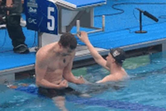 Ăn mừng quá lố khi về đích, VĐV bị tước HCV theo cách dở khóc dở cười