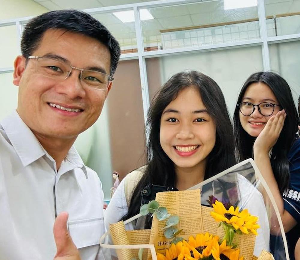 Phía sau chuyện được thầy tặng điểm 9, nữ sinh nhắn tin xin trả điểm thấp hơn-2