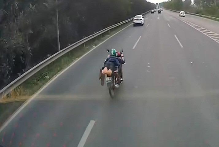 Bắt thanh niên nằm trên yên xe máy, lao vun vút trên Đại lộ Thăng Long-1