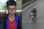 Bắt thanh niên nằm trên yên xe máy, lao vun vút trên Đại lộ Thăng Long