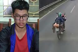 Bắt thanh niên nằm trên yên xe máy, lao vun vút trên Đại lộ Thăng Long