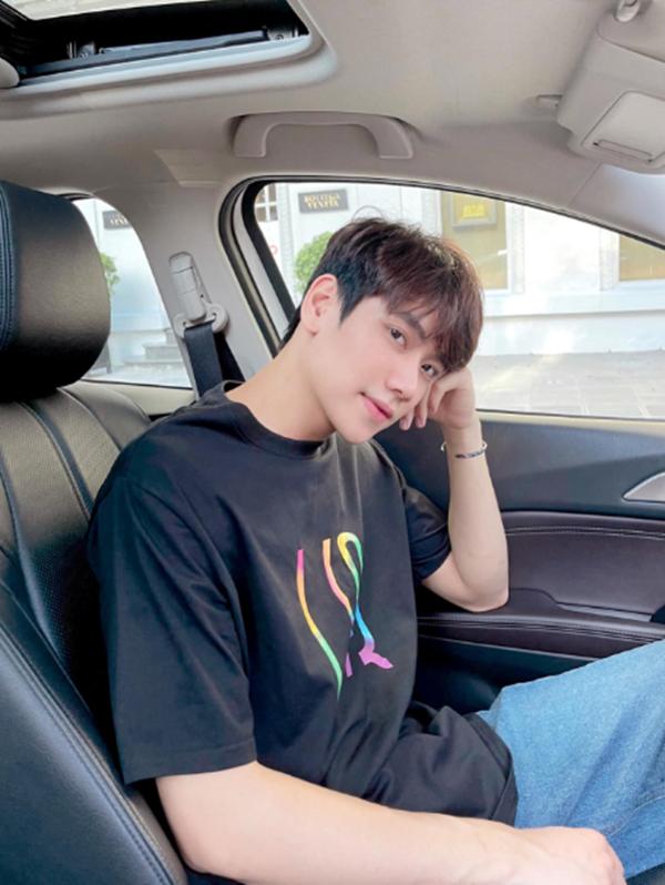 Chân dung bạn trai tin đồn Hương Giang: Ngoại hình được khen lãng tử, hoạt động nghệ thuật năng nổ-4