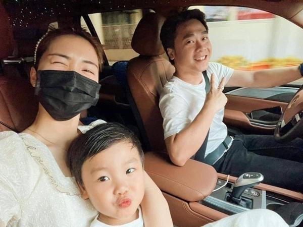 Hoà Minzy buồn bã tiết lộ đưa con trai sang Úc với bố ruột, không thể đi cùng con-3