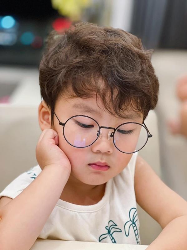 Hoà Minzy buồn bã tiết lộ đưa con trai sang Úc với bố ruột, không thể đi cùng con-6