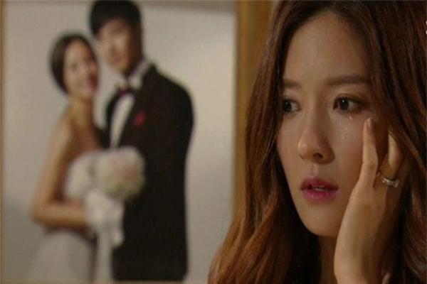 Chưa kịp vui vì được chồng tặng quà 8/3 sớm, vợ cay đắng khi biết anh ta làm điều đó vì ai-1