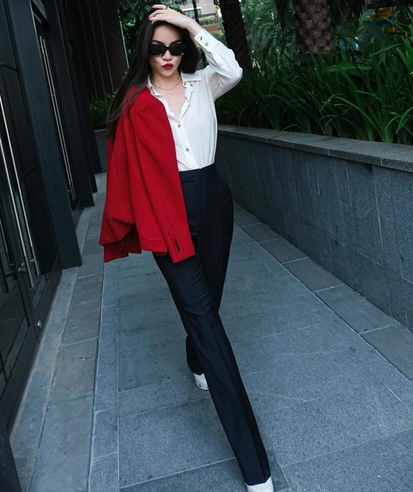 4 mẫu áo sang trọng, hack tuổi được Hồ Ngọc Hà diện thường xuyên-6