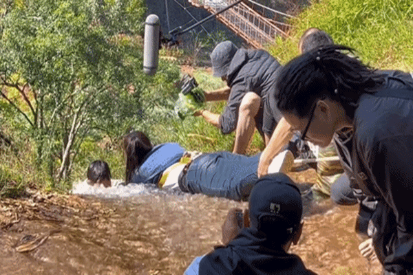 Hậu trường cảnh rơi xuống thác nguy hiểm trong Gặp Em Ngày Nắng-1