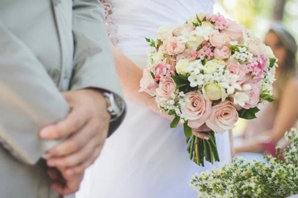 Bị giục kết hôn, cô gái lấy người đàn ông đồng tính để được tự do-1