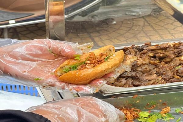 Quán bánh mì phố cổ Hà Nội bị chê bán đắt mỗi ngày vẫn hết veo 800 chiếc-2