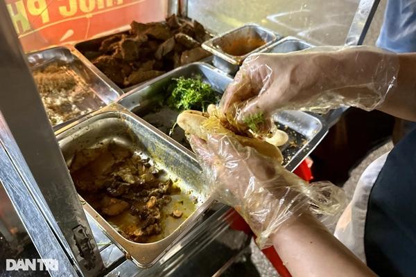 Quán bánh mì phố cổ Hà Nội bị chê bán đắt mỗi ngày vẫn hết veo 800 chiếc-3