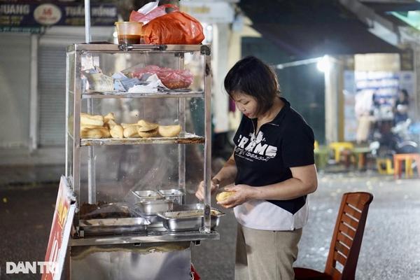 Quán bánh mì phố cổ Hà Nội bị chê bán đắt mỗi ngày vẫn hết veo 800 chiếc-5